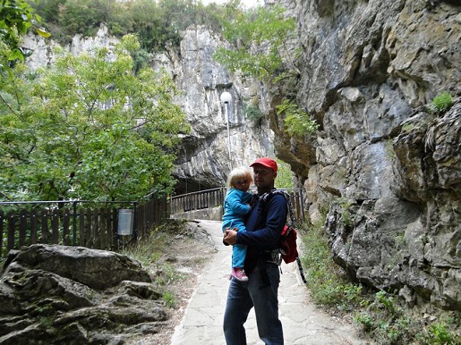 126 Bułgaria z dzieckiem Jaskinia Bacho Kiro