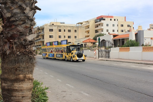 Bugibba kolejka turystyczna - co zwiedzić podczas wakacji z dzieckiem na Malcie