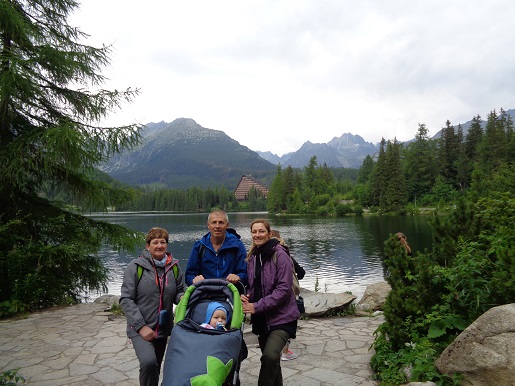 jezioro szczyrbskie z wózkiem i dzieckiem Tatry
