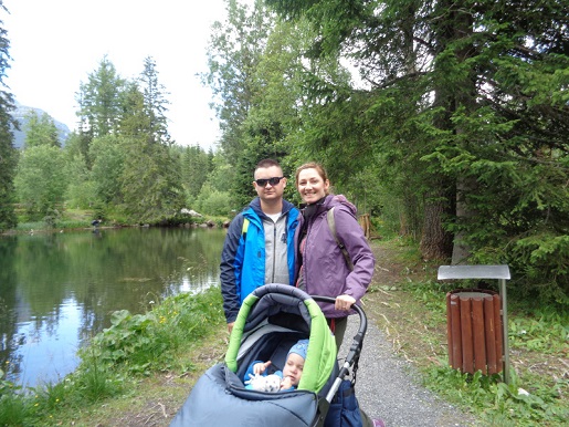 jezioro szczyrbskie z wózkiem i małym dzieckiem