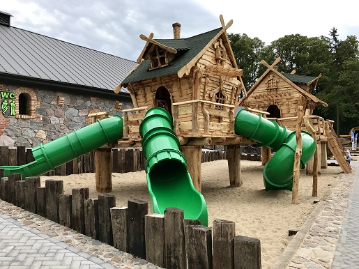 plac zabaw dla dzieci park ewolucji Sławutówko