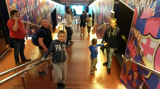 wejście na stadion FC Barcelona z dziećmi