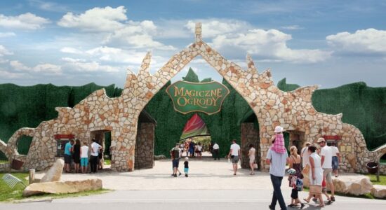 1. Brama główna Magiczne Ogrody Janowiec Park rozrywki atrakcje dla dzieci opinie