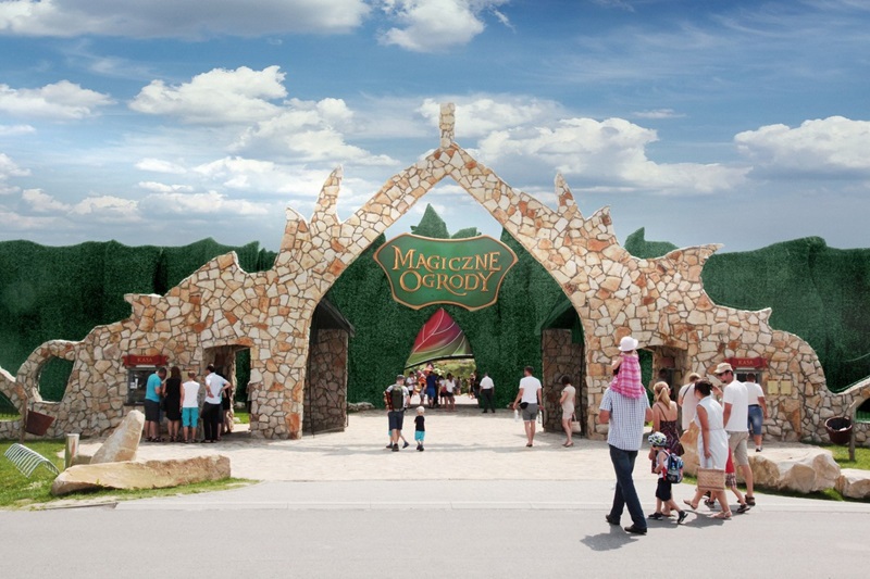 Magiczne Ogrody Janowiec – rodzinny park tematyczny 1. Brama główna Magiczne Ogrody Janowiec Park rozrywki atrakcje dla dzieci opinie