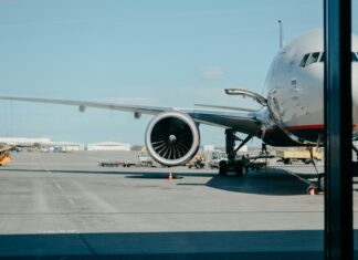 Jak zamienić czas na lotnisku w przygodę z dziećmi – praktyczne wskazówki dla rodziców