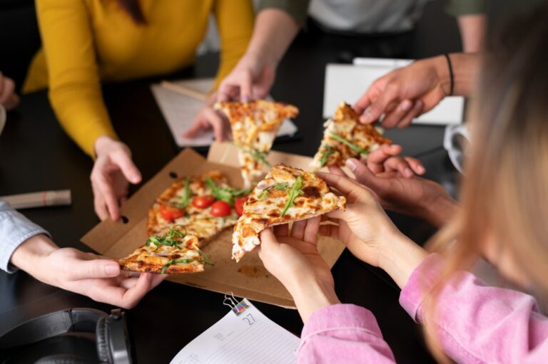 Rodzinny przystanek w podróży – jak pizzeria może umilić czas w drodze z dziećmi?