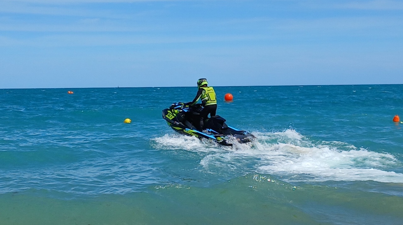 skutery wodne Złote Piaski Bułgaria atrakcje plaża skutery wodne Złote Piaski Bułgaria atrakcje plaża