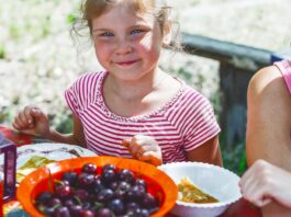 Śniadanie dla dzieci a ochrona przed słońcem – czy letnie menu, nawodnienie i dobrze dobrany SPF zapewnią kompleksową ochronę najmłodszym?