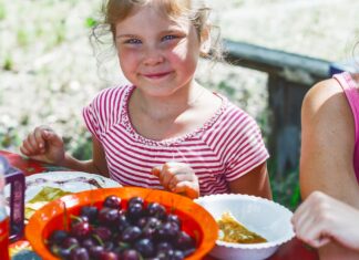 Śniadanie dla dzieci a ochrona przed słońcem – czy letnie menu, nawodnienie i dobrze dobrany SPF zapewnią kompleksową ochronę najmłodszym?