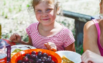 Śniadanie dla dzieci a ochrona przed słońcem – czy letnie menu, nawodnienie i dobrze dobrany SPF zapewnią kompleksową ochronę najmłodszym?