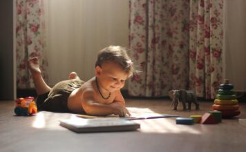 TUS w domu: jak wspierać rozwój społeczny i uczyć dziecko empatii? Kompleksowy poradnik dla rodziców karty edukacyjne dla dzieci