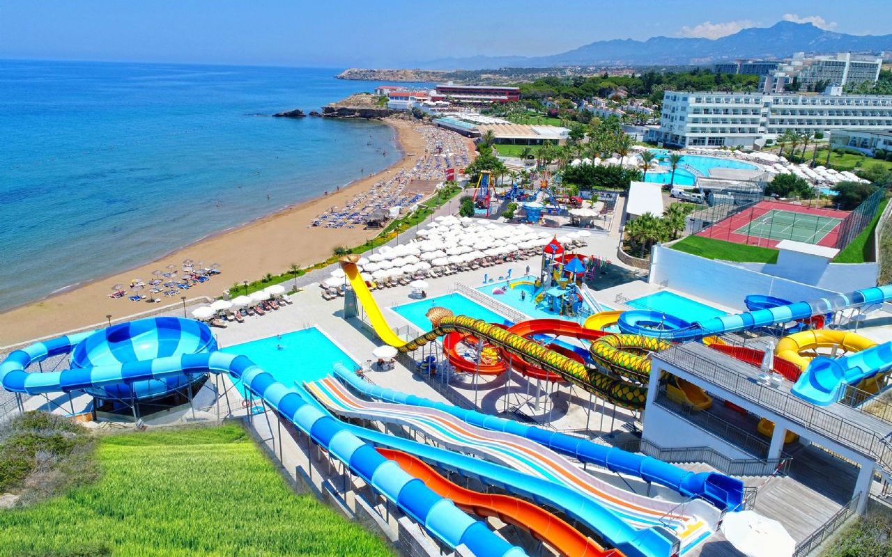 Cypr hotele dla rodzin z dziećmi z aquaparkiem baseny zjeżdżalnie atrakcje dla dzieci opinie