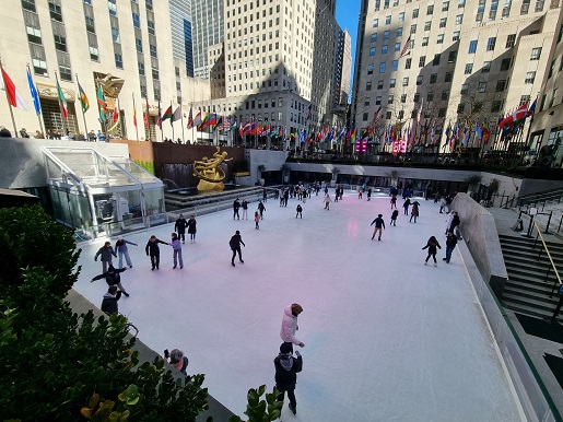 Nowy Jork zimą z dzieckiem zwiedzanie atrakcje lodowisko Rockefeller Center
