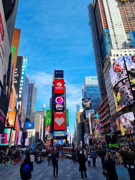 Times Square Nowy Jork z dziećmi zwiedzanie atrakcje zimą wycieczka USA z biurem podróży