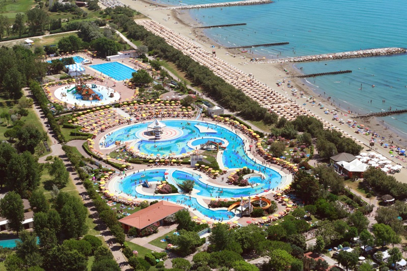 Włochy najlepszy kemping przy plaży morzu z aquaparkiem i basenami park wodny dla dzieci