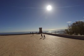 Wzgórze Montjuïc z dzieckiem Barcelona