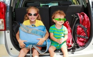 bezpieczna podróż samochodem z dziećmi jak zaplanować o czym pamiętać-zasady