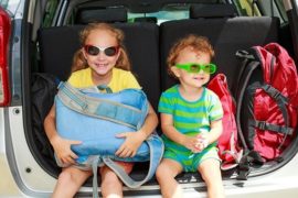 bezpieczna podróż samochodem z dziećmi jak zaplanować o czym pamiętać