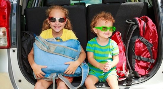 bezpieczna podróż samochodem z dziećmi jak zaplanować o czym pamiętać