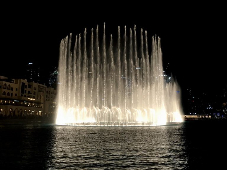 Dubaj Tańczące Fontanny – najpiękniejszy pokaz fontann na świecie