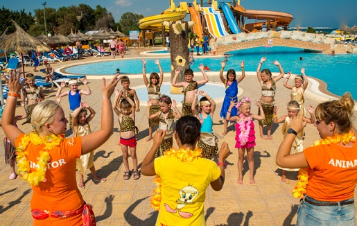 Przegląd kids-klubów w ofercie polskich touroperatorów w sezonie lato 2015 Kluby dla dzieci na wakacje 2015