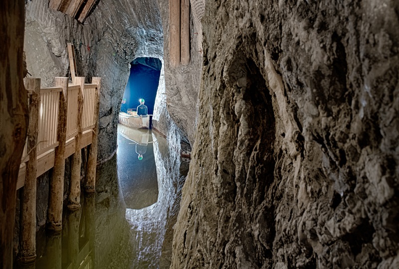 łódką w kopalni soli z dzieckiem Bochnia trasa turystyczna atrakcje