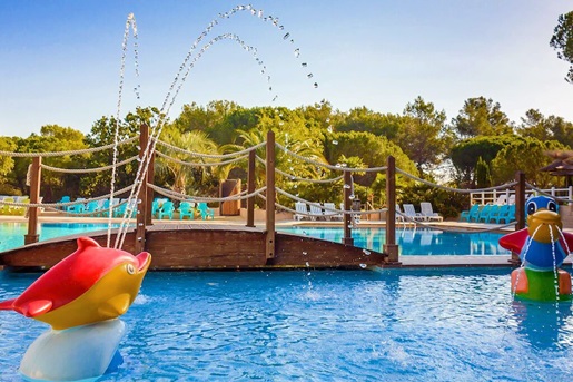 najlepsze kempingi Włochy z basenem dla dzieci brodziki park wodny przy plaży