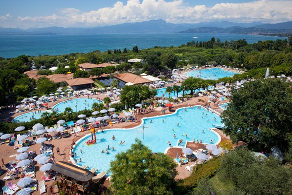 najlepsze kempingi dla rodzin z dziećmi Włochy Garda z basenami park wodny z dzieckiem gdzie opinie