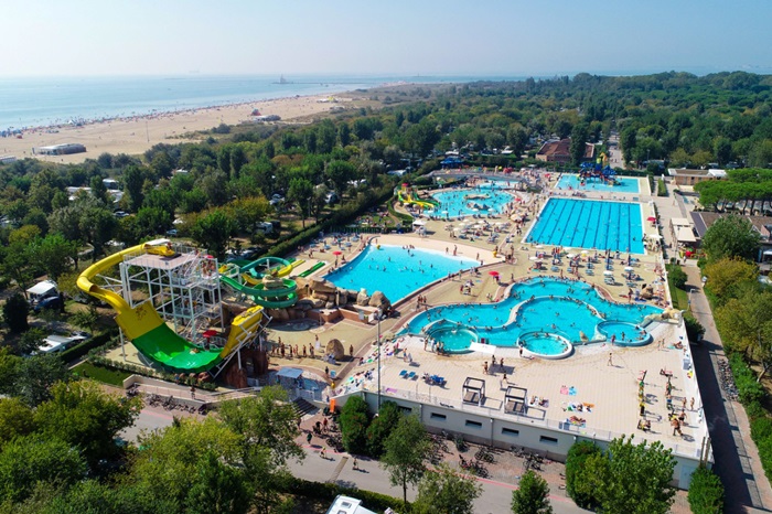 najlepsze kempingi z basenami w Europie Włochy Chorwacja gdzie z dzieckiem aquapark