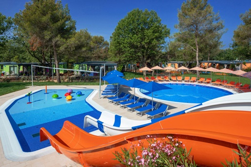 najlepsze rodzinne kempingi z basenami Chorwacja z aquaparkiem opinie