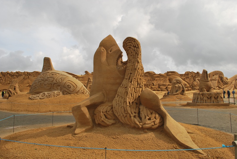 rzeźby z piasku na plaży Dania