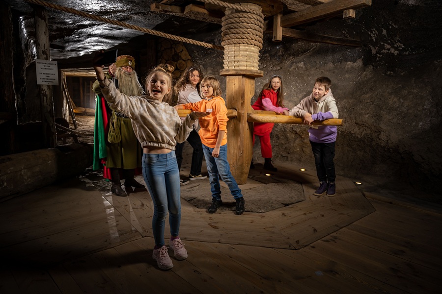 Pomysły na najlepsze wycieczki szkolne 2025 wycieczka szkolna do kopalni soli wieliczka, dzieci na wycieczce szkolnej, dzieci uczące się obsługi maszyny do transportu soli