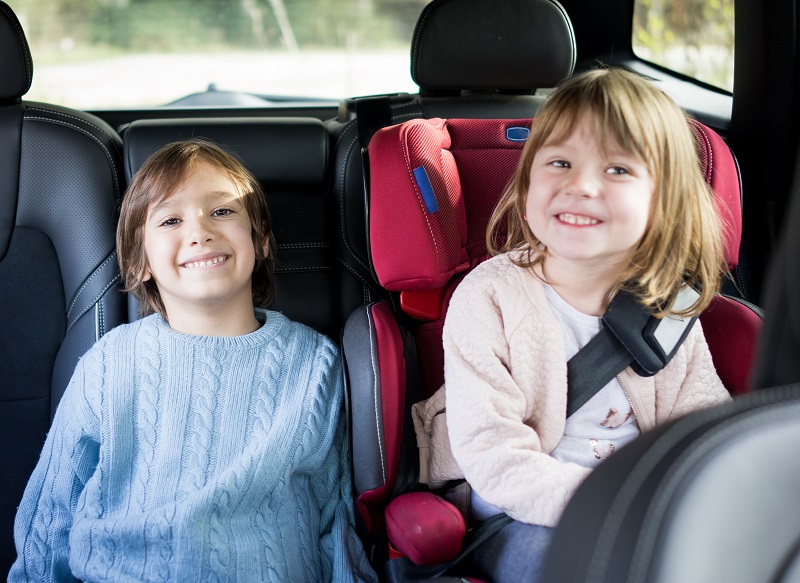 zabawy słowne z dziećmi podczas jazdy samochodem trasoumilacze wakacje 2023