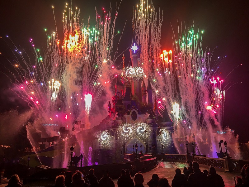 zamek Disneyland Paryż pokaz fajerwerków
